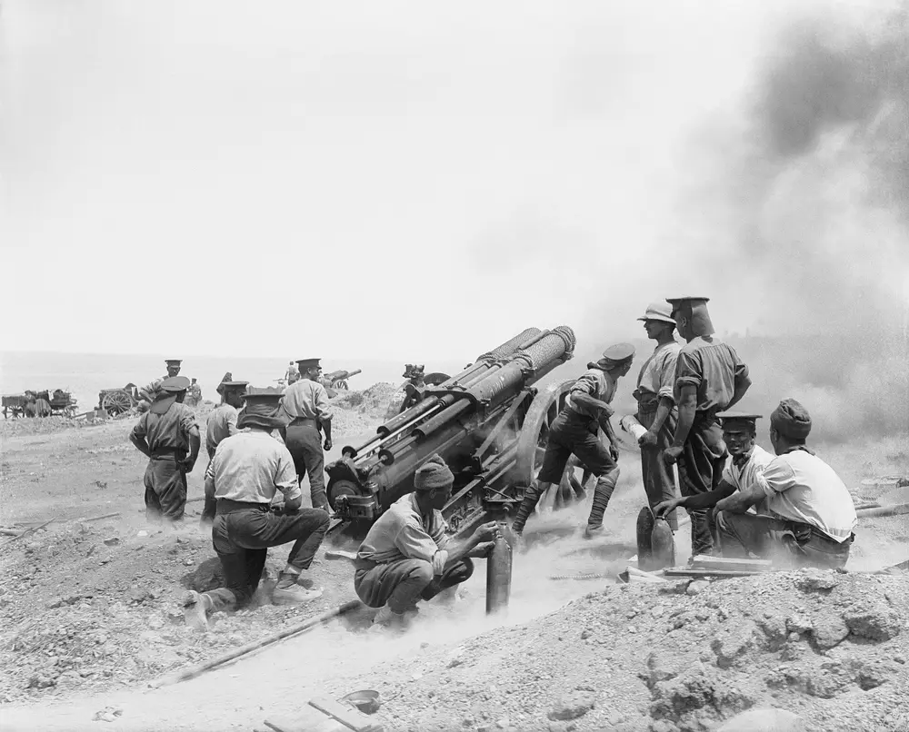 约 1915 年 6 月，加里波利半岛海丽丝角，英军 60 磅炮正在开火