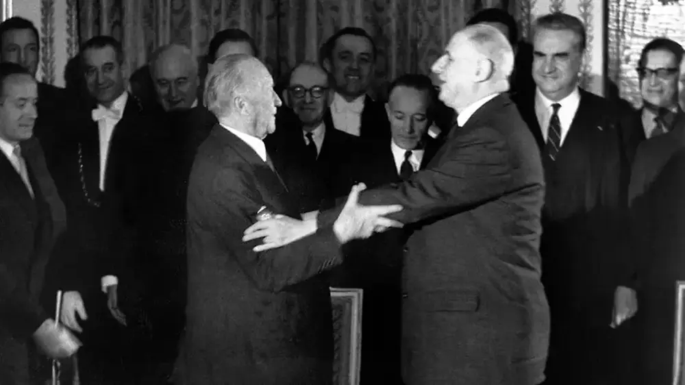 1963 年 1 月 22 日，阿登纳与戴高乐在巴黎爱丽舍宫签署条约后相拥