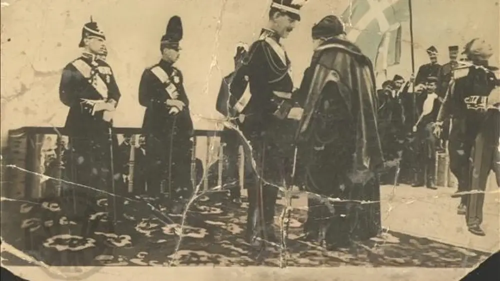 1913 年 12 月，克里特岛正式并入希腊，国王康斯坦丁一世在干尼亚出席升旗仪式