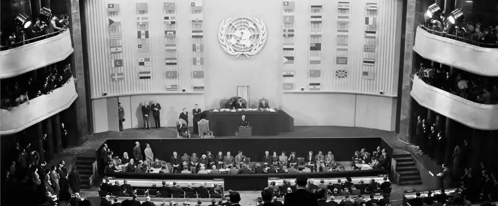 1948年12月10日，联合国大会在巴黎夏乐宫通过《世界人权宣言》